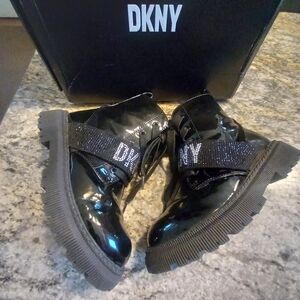 New In Box DKNY Ava Roma Girls Boots US13. BLACK